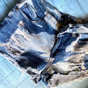 Adorable, distressed camo Jean shorts!